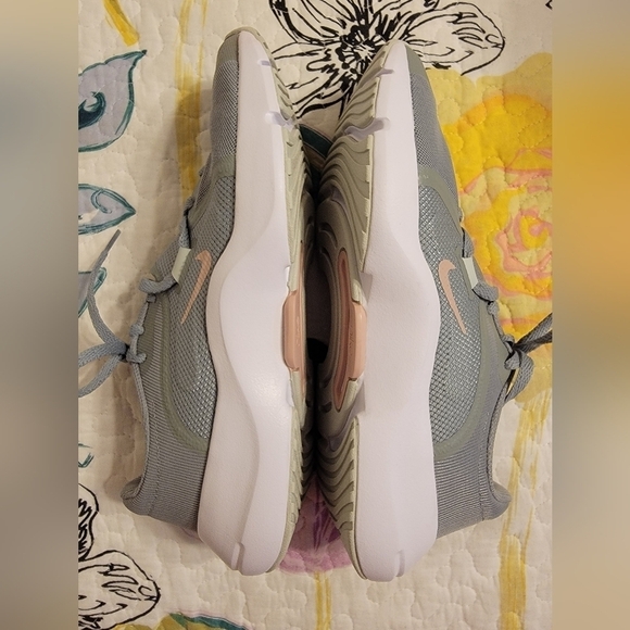 NIB Nike Ladies In Season TR 13 Athletic Shoes - Picture 4 of 8